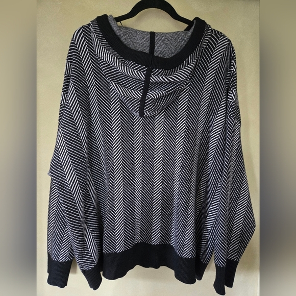Joie | Gorgeous and Soft Black and White Chevron Knit Hoodie, Size 3XL - Picture 2 of 5